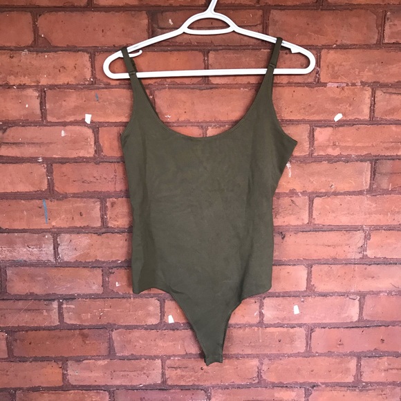 ✨3 for 20✨ Fashionova green bodysuit - Picture 4 of 5